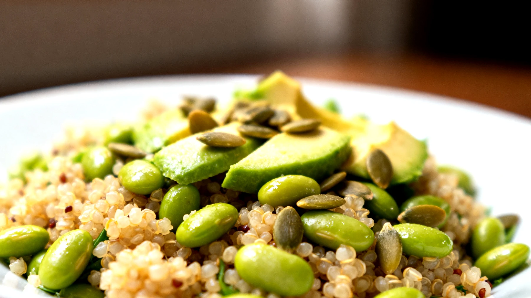 Insalata di quinoa con edamame, avocado e semi di zucca"