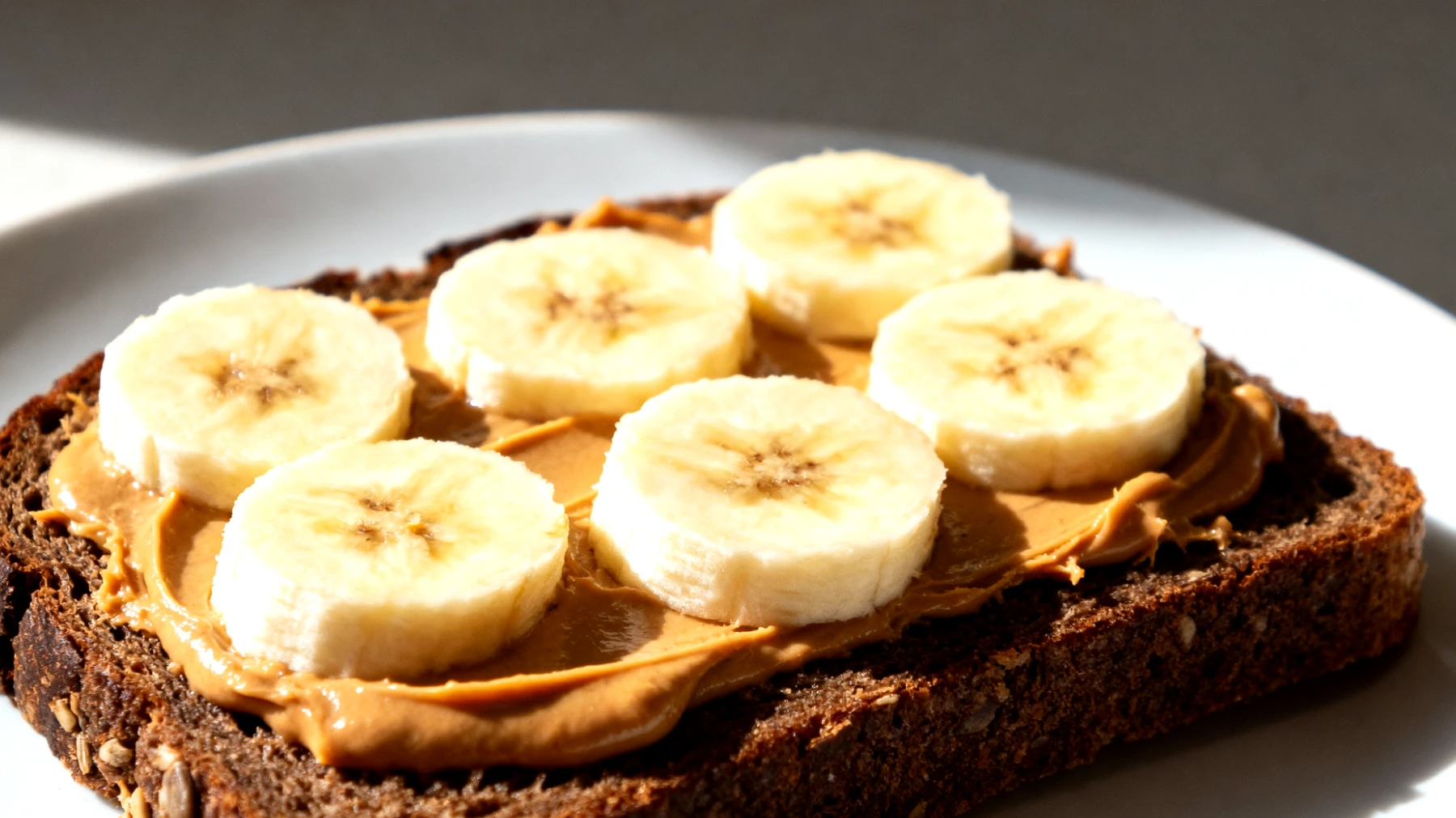 Pane di segale integrale con burro di mandorle e banana"